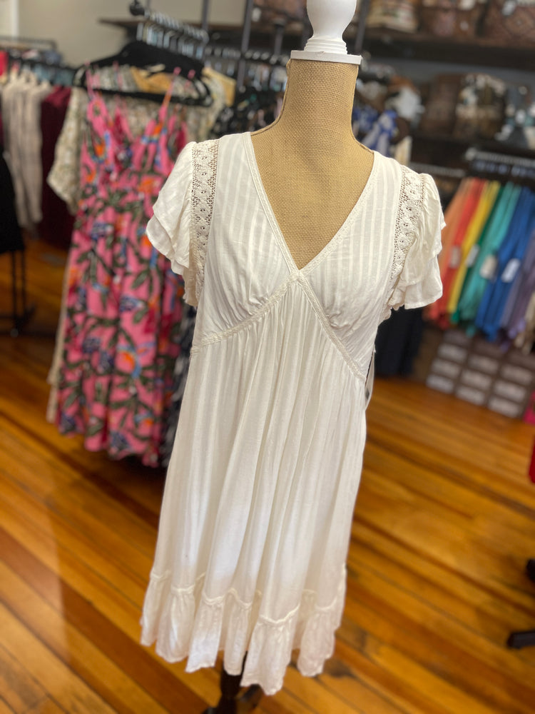 Doe and Rae Ivory Flutter Sleeve Dress Size Medium